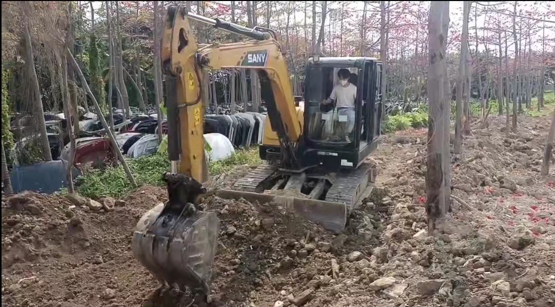 东莞洪梅挖掘机培训，东莞挖掘机培训，开启你的挖掘机操作之路！