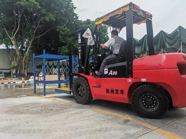 东莞道滘考叉车，叉车培训到哪里报名？东莞道滘学叉车多少钱？