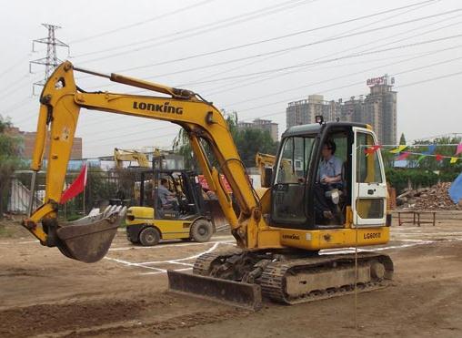 东莞挖掘机培训学校一般多少钱，企石专业挖掘机实操基地
