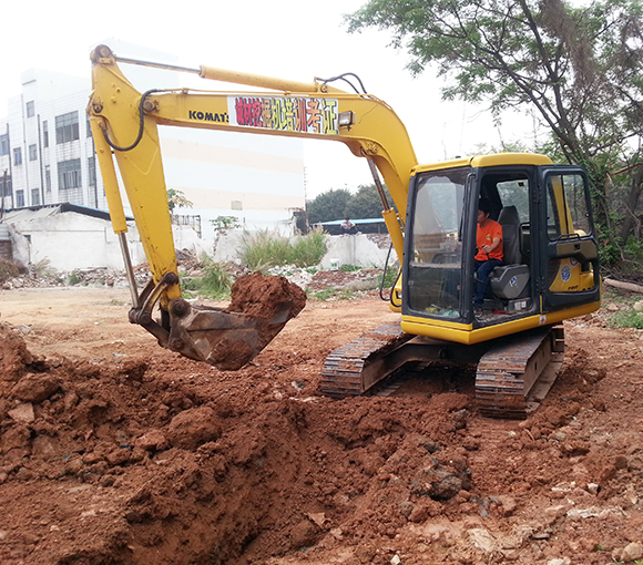 东莞常平挖掘机培训个挖掘机操作证需要多少钱多少时间？