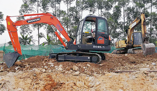 东莞道滘挖掘机培训挖掘机如何修带坡度的道路操作