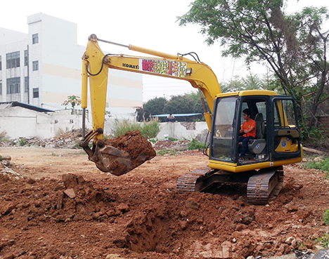 东莞挖掘培训  挖掘机在进行操作时要注意的安全操作