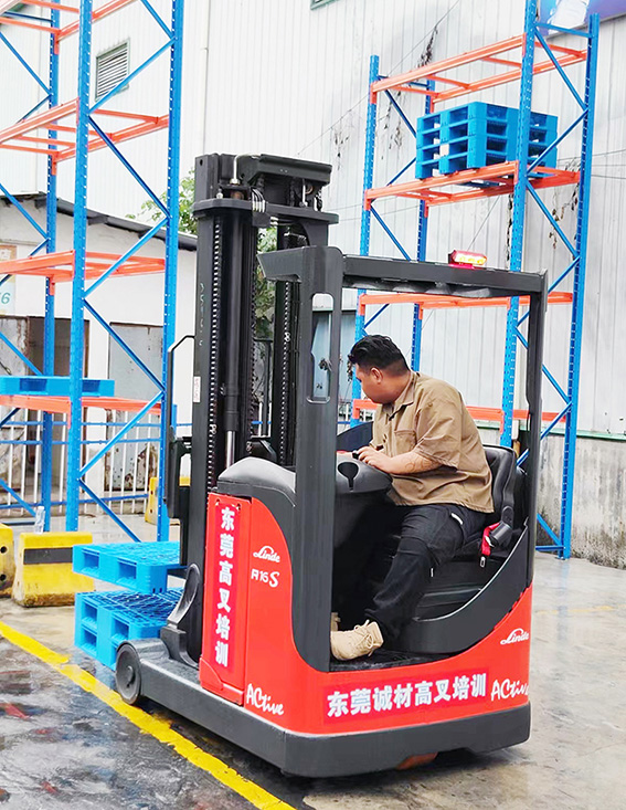 东莞高位叉车培训 开高位叉车是用哪一种上岗证？