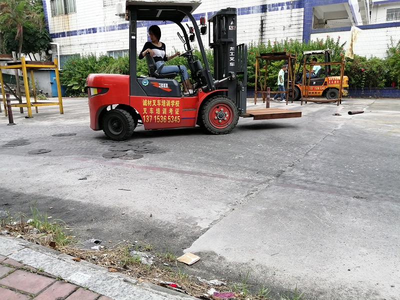 东莞虎门叉车培训考证哪里有报名？
